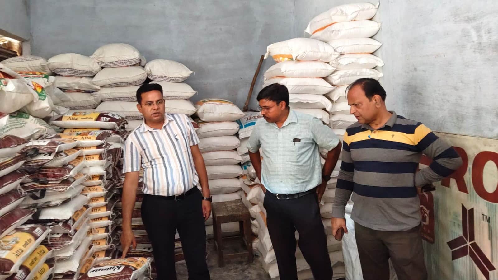 फोटो 22 एचएएमपी 31- शहर के इस्लामिया इंटर कॉलेज के पास स्थिति प्रतिष्ठान से आटा की जांच करती खा