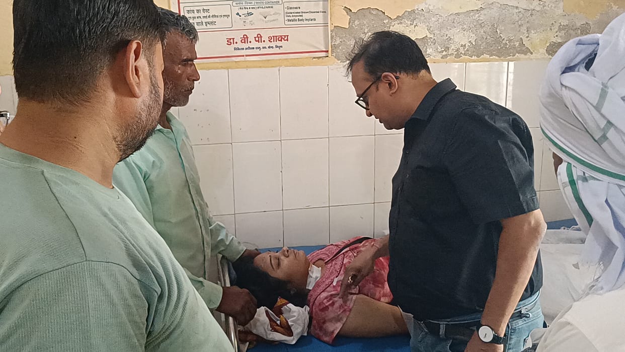 Under stress, married woman slits her throat with a blade, condition critical