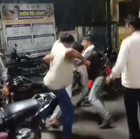 फोटो - 27 अस्पताल परिसर में मारपीट करते दोनों पक्ष के लोग। स्त्रोत: इंटरनेट मीडिया