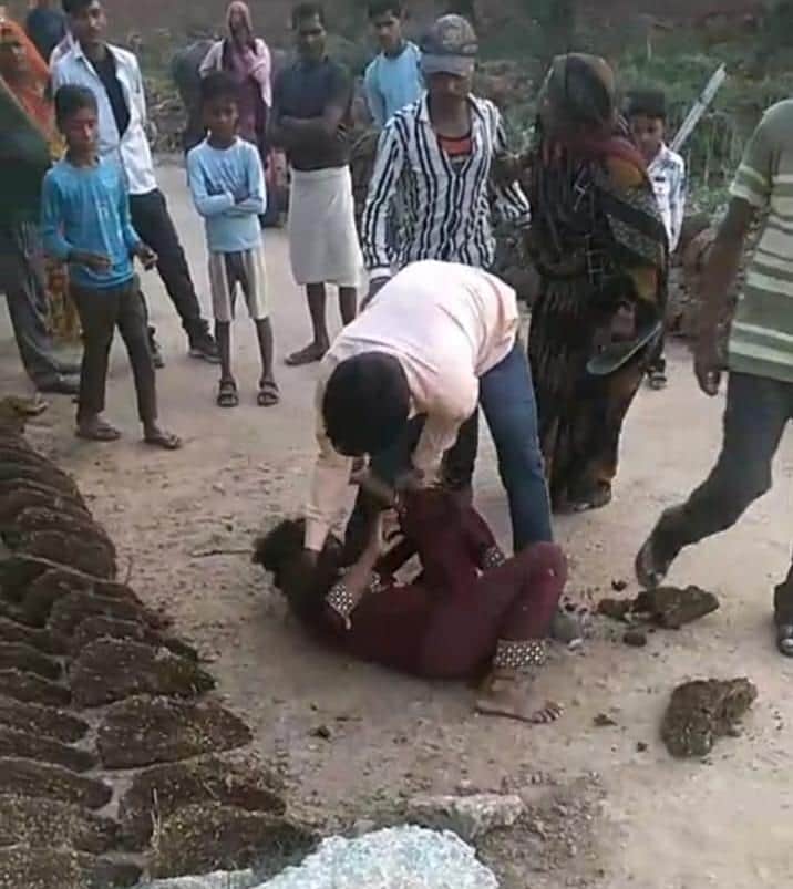 फोटो - 28 युवती की बेरहमी से पिटाई करते परिजन। स्रोत - स्थानीय