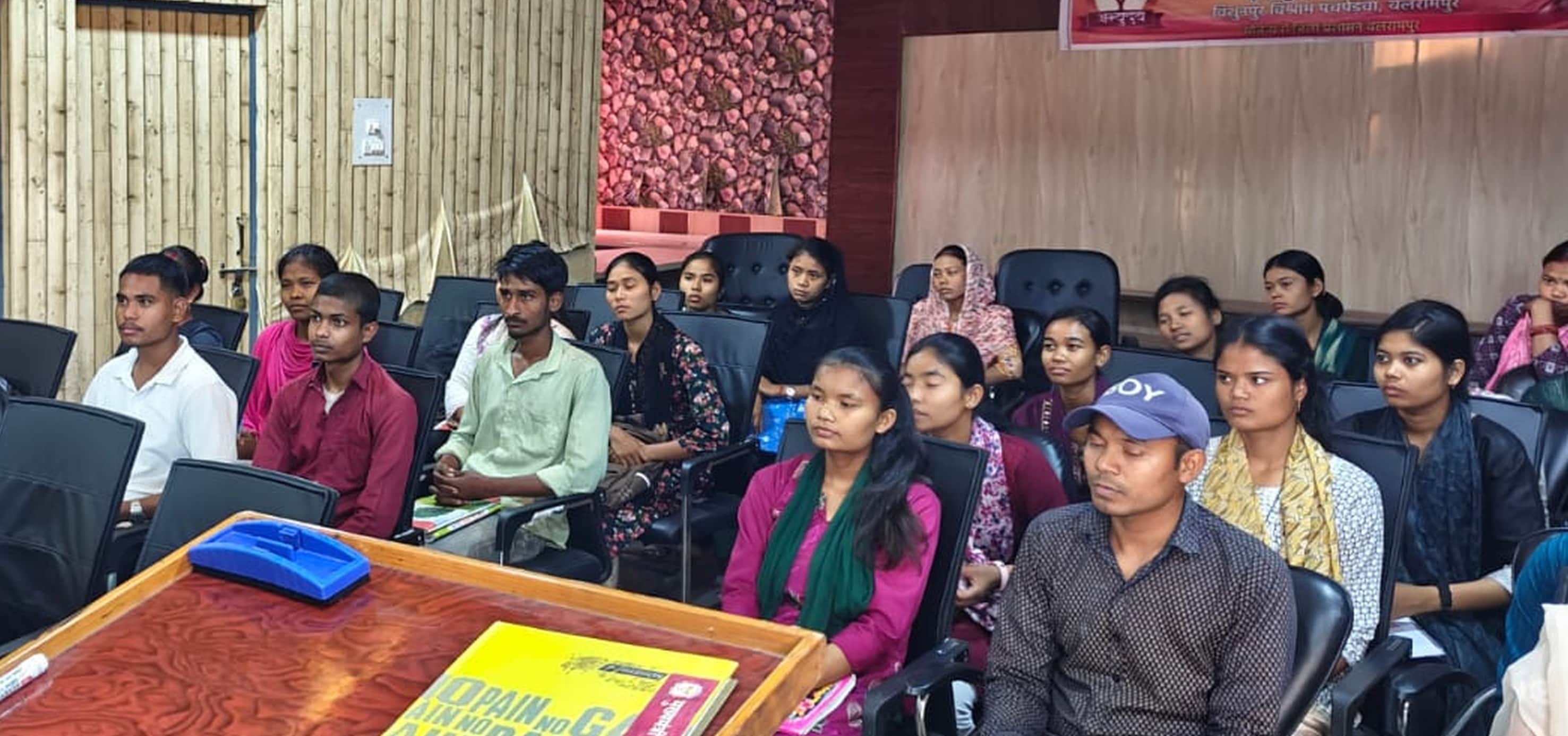 फोटो-29-बलरामपुर के अभ्युदय कोचिंग में मौजूद विद्यार्थी।-स्रोत : विभाग