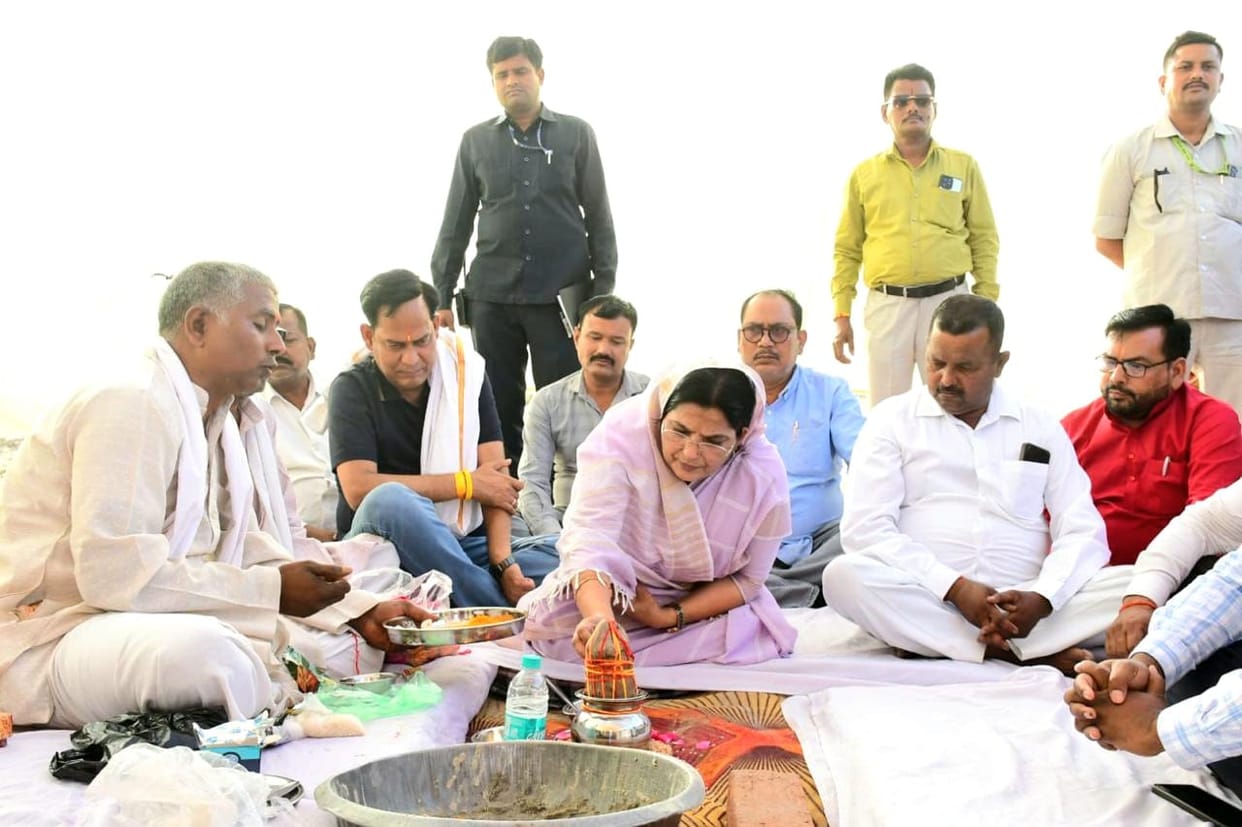 An embankment will be constructed in Pariyal and Purwa Pipariya to prevent erosion caused by floods.