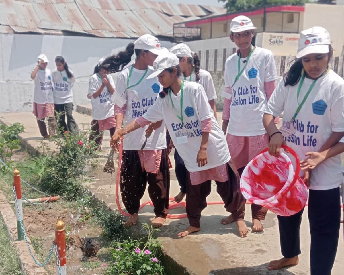 फोटो-41,42-बलरामपुर में पृथ्वी दिवस पर आयोजित कार्यक्रम में मौजूद विद्यार्थी ।-स्रोत : विभाग