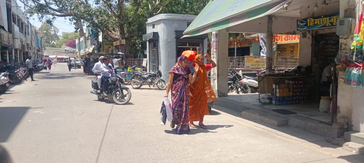Yellow Alert Issued for Heatwave; Temperatures Cross 40 Degrees, Daily Life Disrupted by the Heat