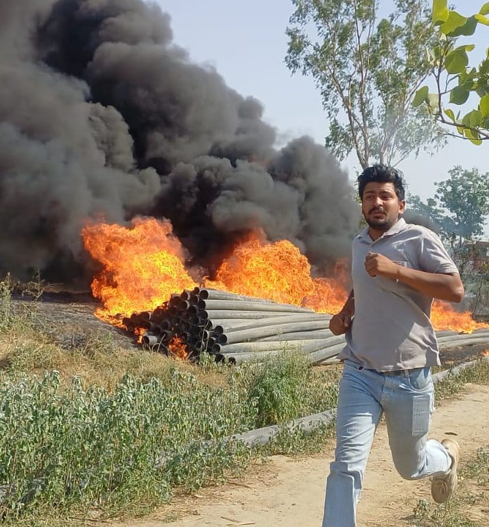 The garbage heap caused the Jal Nigam's plastic pipes to catch fire.