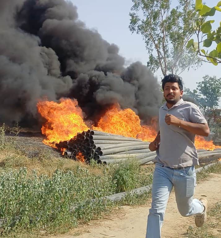 फोटो स्टारपरफॉमर्र के लिए:-  पाइपों में लगी आग, जान बचाकर भागे लोग:- बागपत के चमरावल मार्ग पर ख