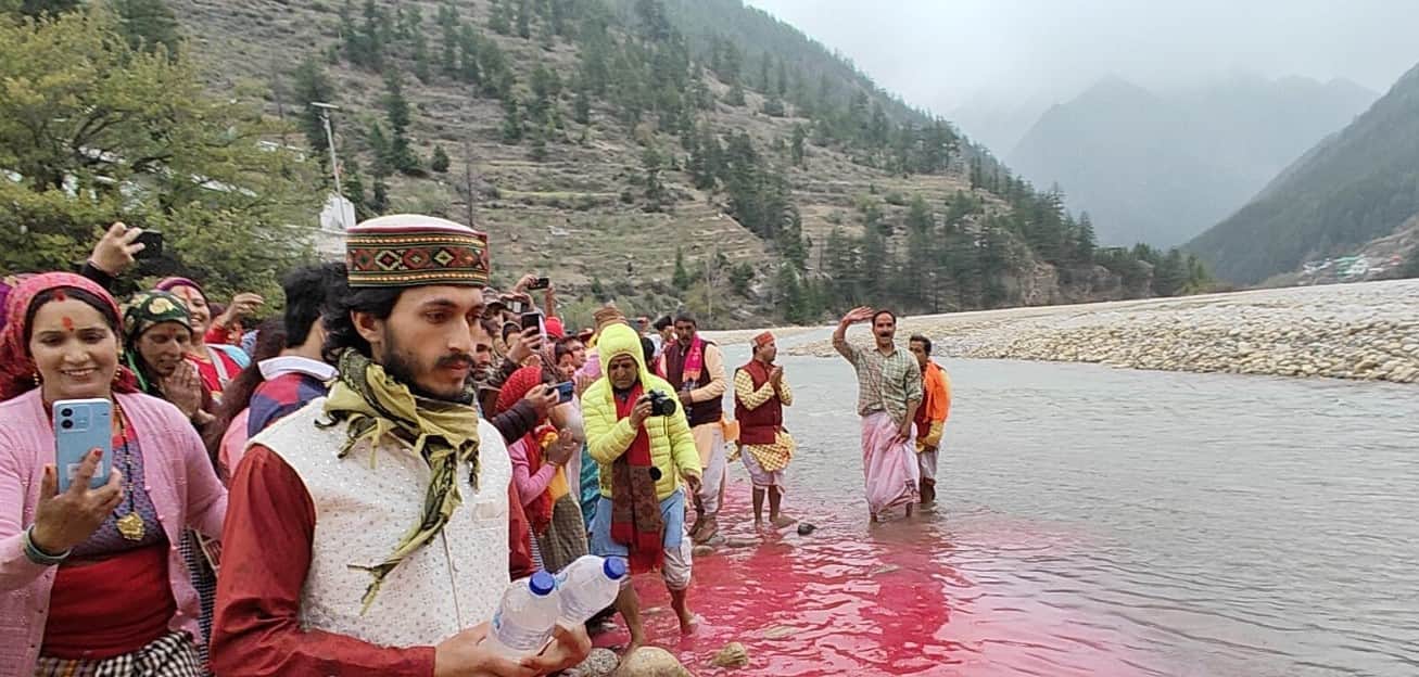 गंगा सप्तमी पर्व पर मार्कण्डेय पुरी मुखबा गांव में भागीरथी नदी की पूजा अर्चना करते श्रद्धालु। स