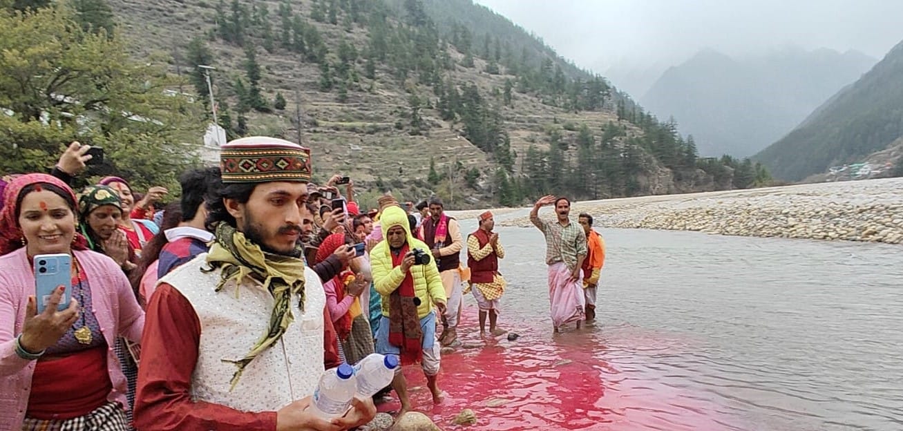 गंगा सप्तमी पर्व पर मार्कण्डेय पुरी मुखबा गांव में भागीरथी नदी की पूजा अर्चना करते श्रद्धालु। स
