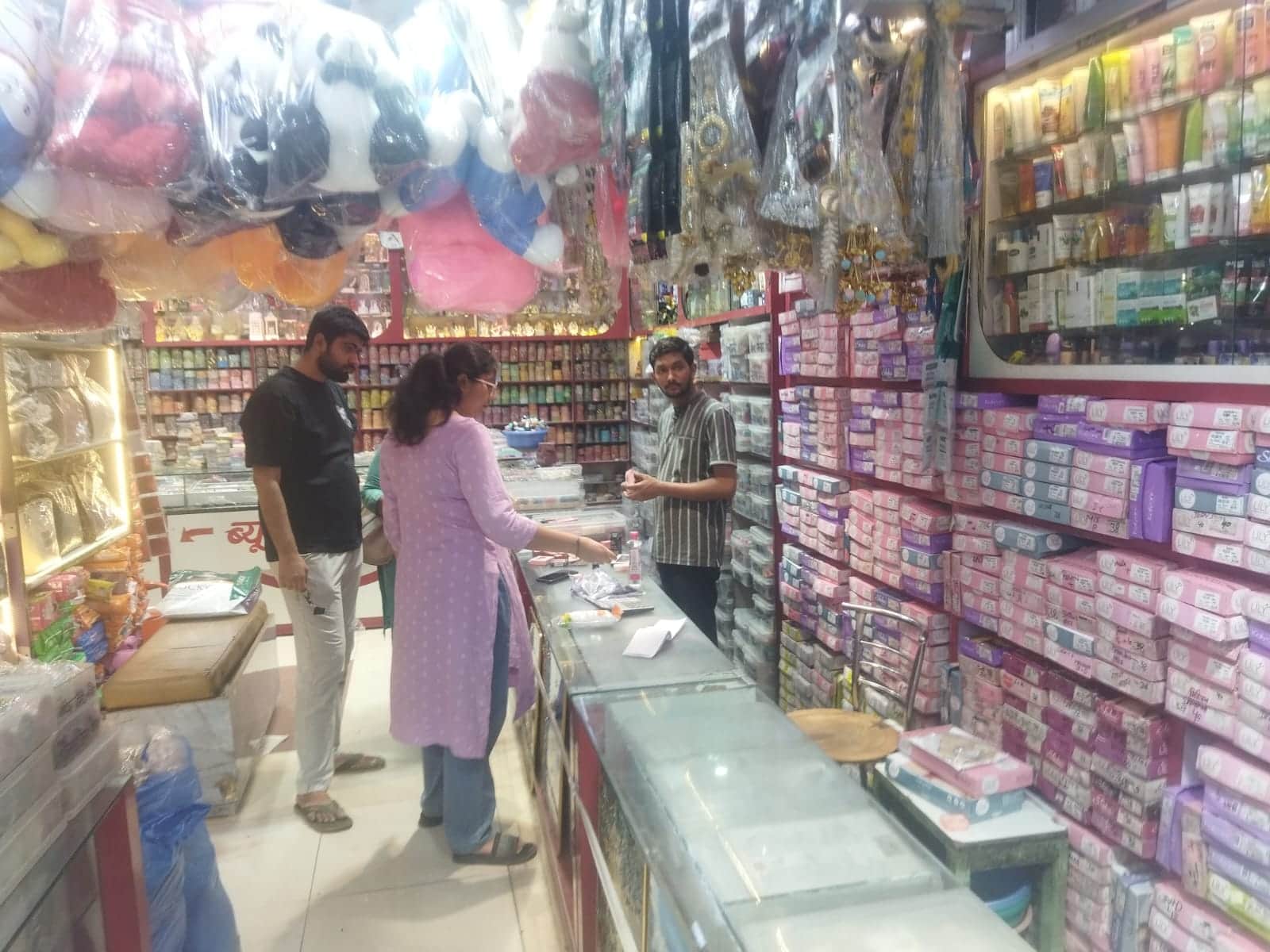 गर्मियों में महिलाओं को भा रहा वाटरप्रूफ मेकअप और मस्करा से संबंधित। बड़ौत में एक दुकान से साम