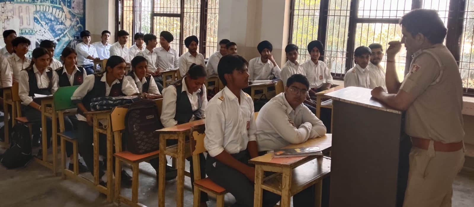  गांव चिड़ाव के सरकारी स्कूल में विद्यार्थियों को जागरुक करते पुलिस अधिकारी। स्वयं