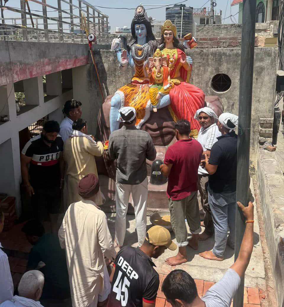 गांव गढ़ी जाटान स्थित शिव मंदिर में शिव परिवार की मूर्ति स्थापना करवाते श्रद्धालु। स्वयं