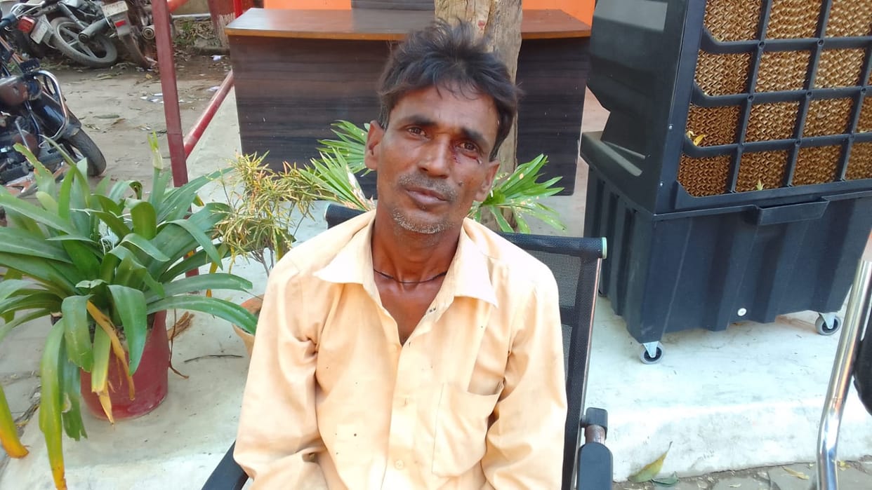 A fierce fight broke out between the tent shopkeeper and his customers.