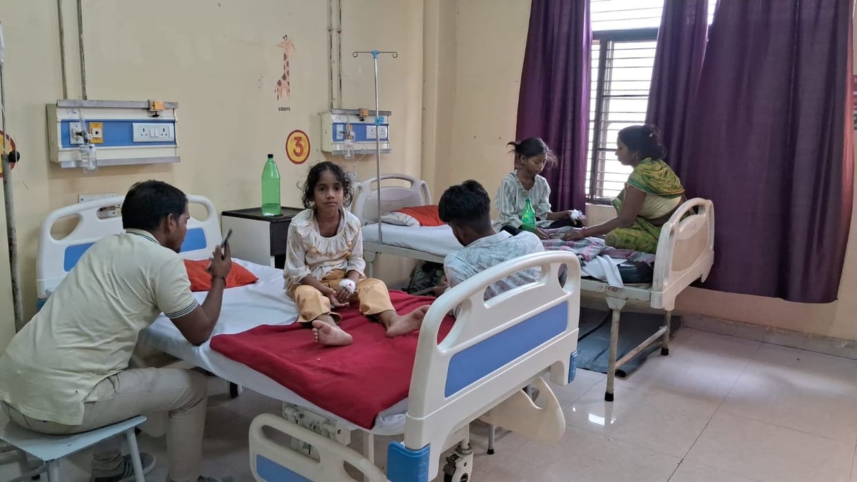 Troubled by the scorching sun and heatwave, the crowd of patients increases