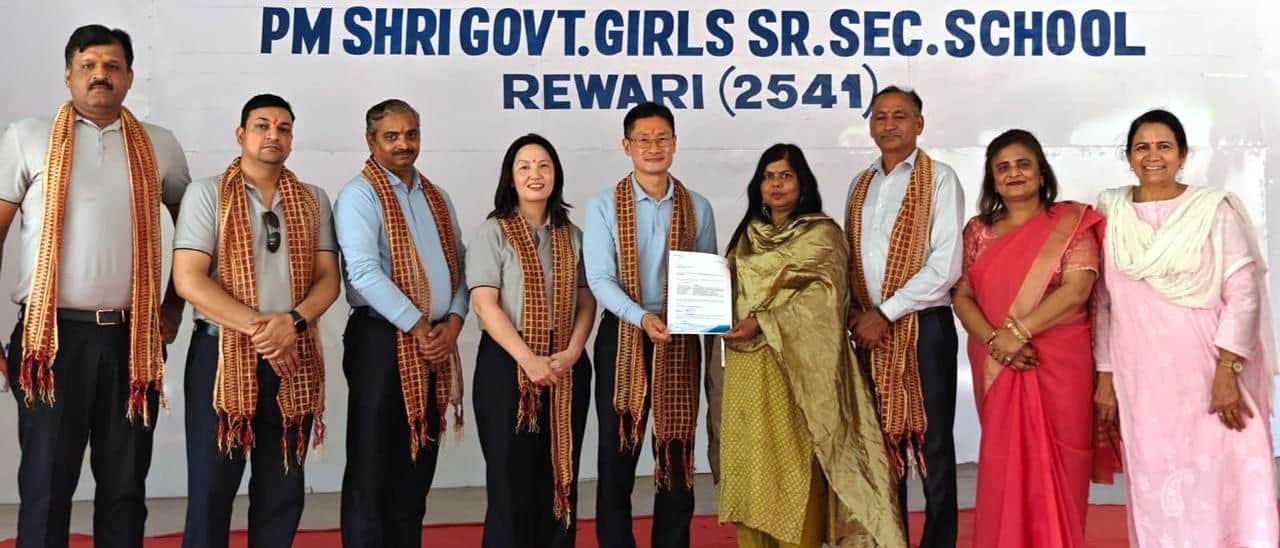 कंपनी के पदाधिकारियों को सम्मानित करते शिक्षक। स्रोत : स्कूल