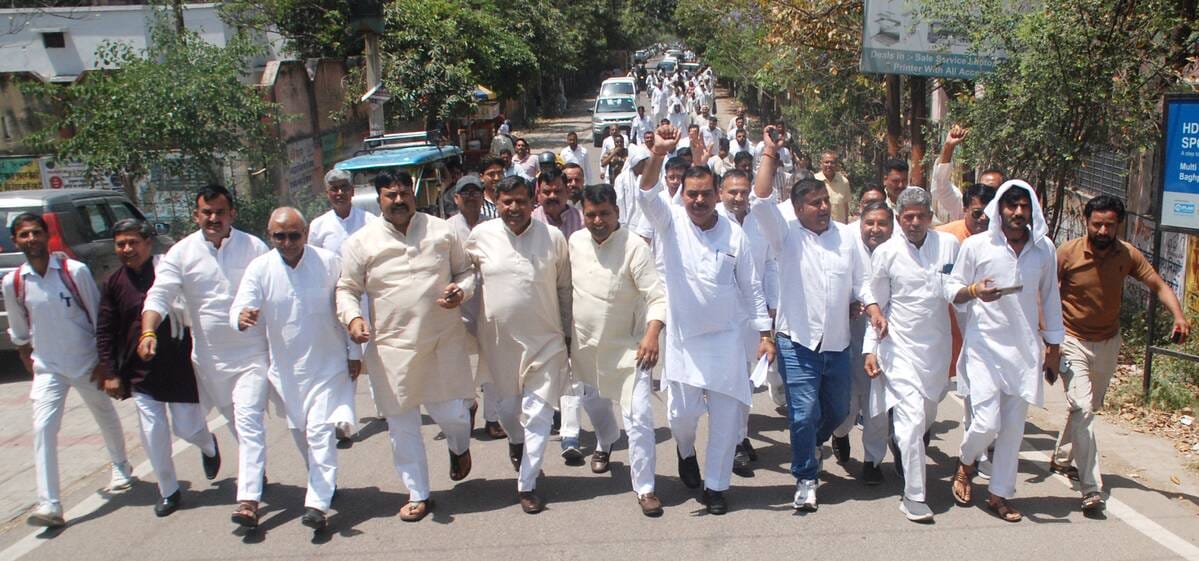Pradhans raised the demand for extension of tenure, took out a procession and created ruckus in the Collectorate.