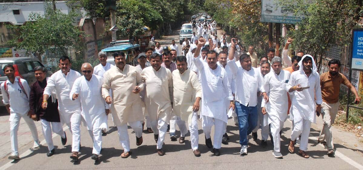 कार्यकाल बढ़ाने की मांग को लेकर बागपत विकास भवन से कलक्ट्रेट तक जुलूस निकालते जिले के प्रधान। स