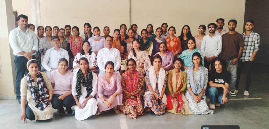 कार्यक्रम के दौरान एक मंच पर आए विद्यार्थी व शिक्षक। स्रोत : विवि