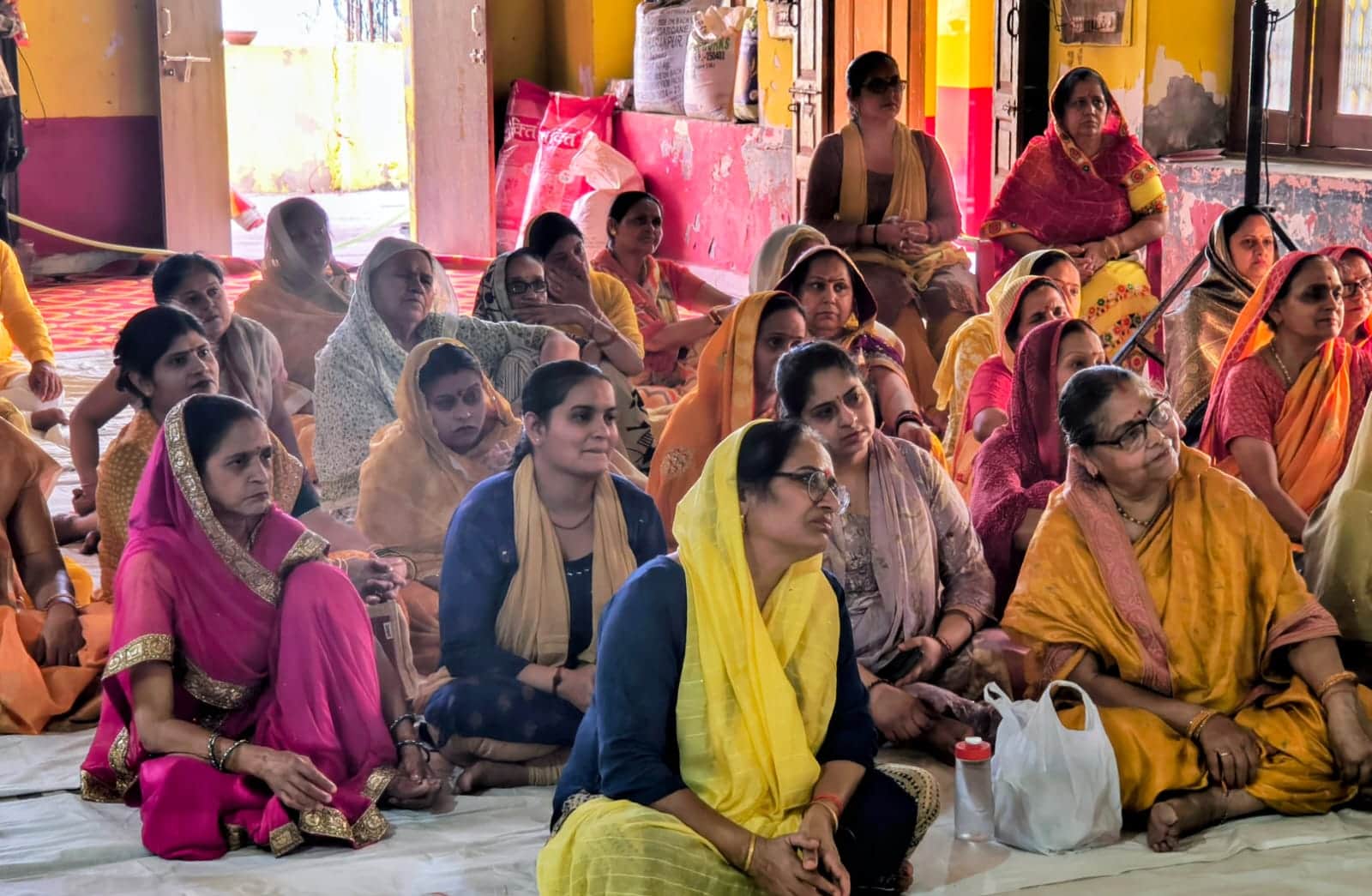 कार्यक्रम में भाग लेतीं महिलाएं। स्रोत : मंदिर