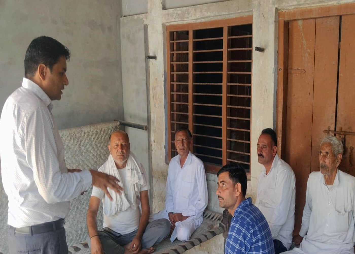 किसानों को जानकारी देते कृषि विभाग के सहायक तकनीकी प्रबंधक विकास पंवार। संवाद