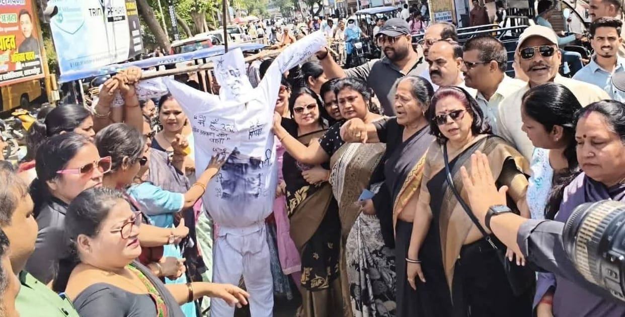 Protest against opposition for opposing the Women's Act Bill