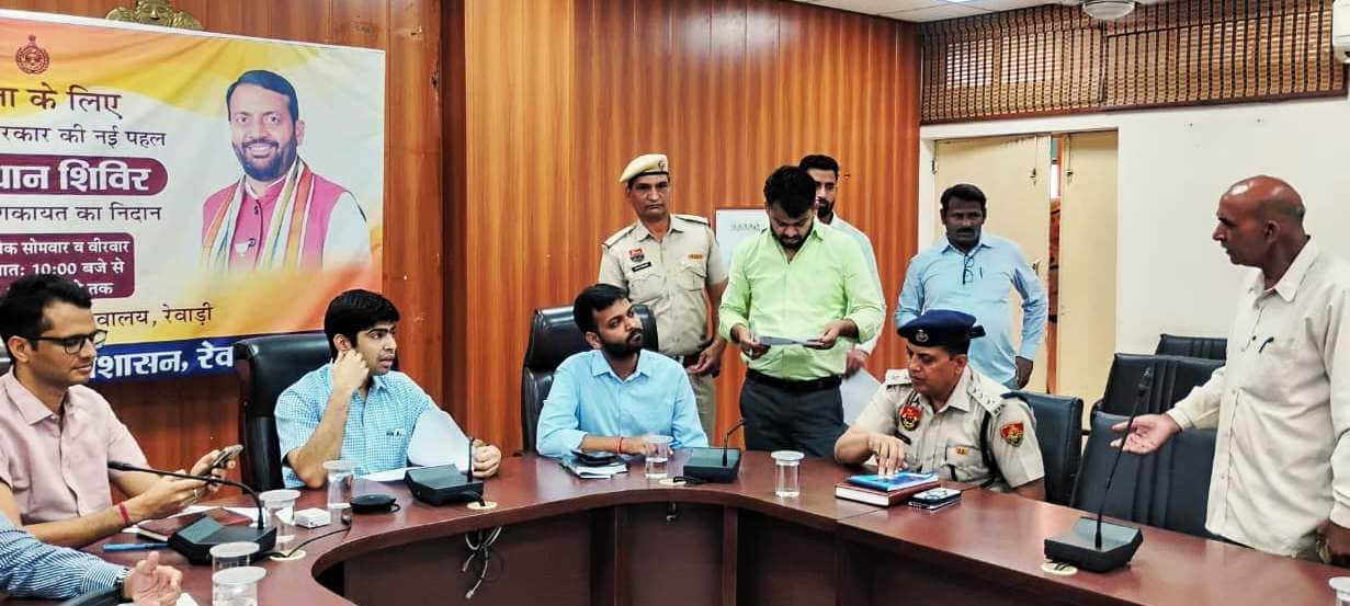 लघु सचिवालय में आयोजित समाधान शिविर में आमजन की शिकायतें सुनते डीसी अभिषेक मीणा। स्रोत : प्रशास