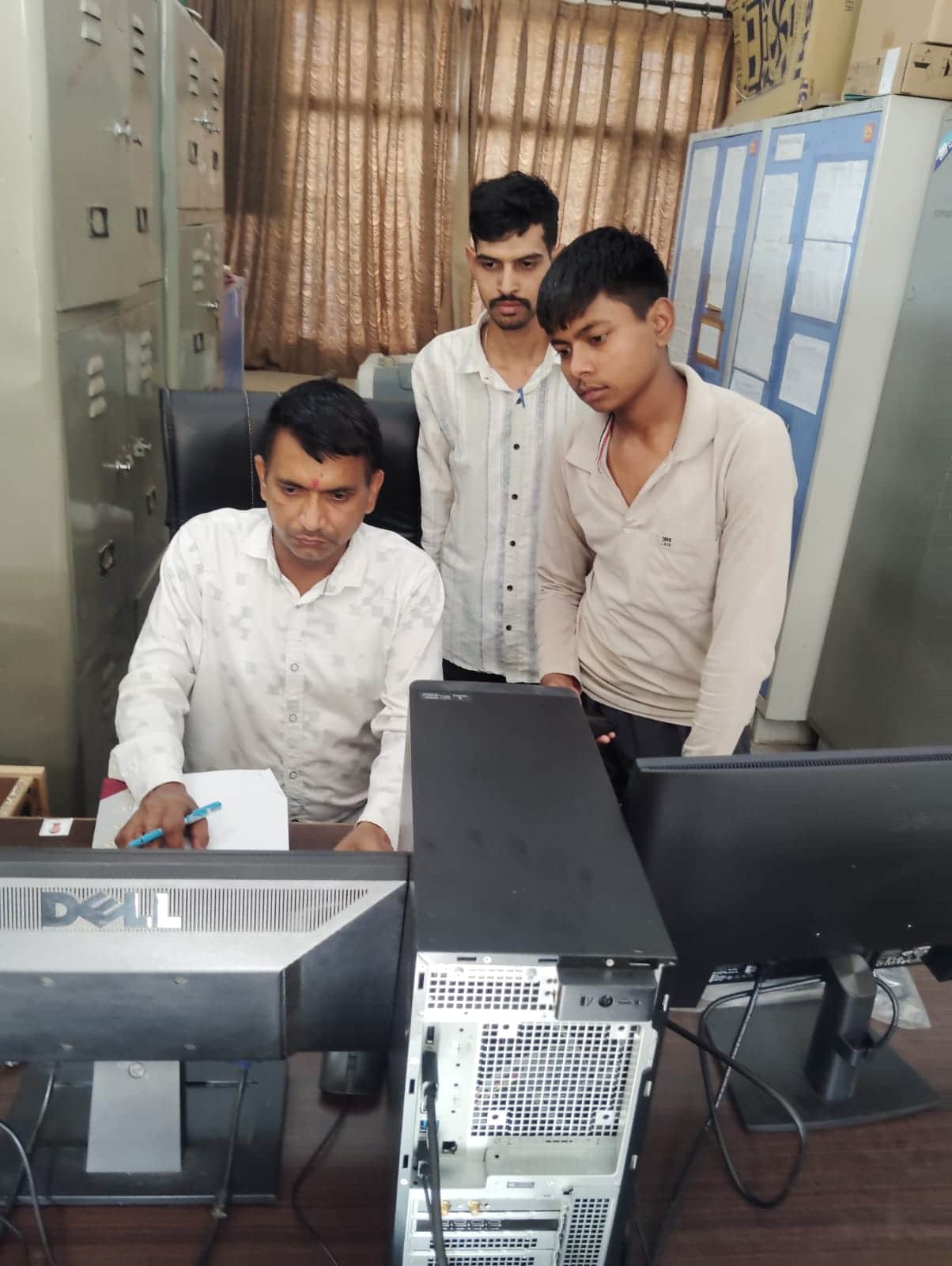 लिसाना स्थित राजकीय पॉलिटेक्निक संस्थान में आवेदन प्रक्रिया की जानकारी लेते विद्यार्थी। संवाद