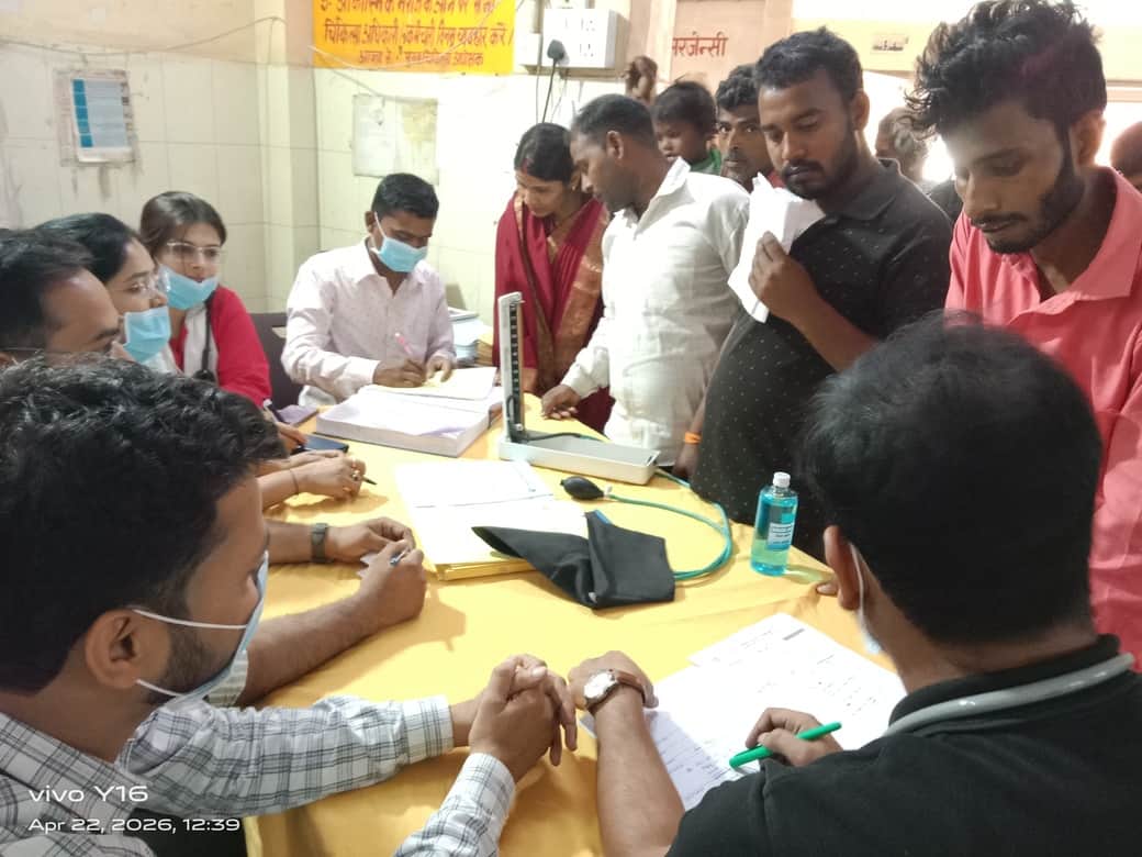 मेडिकल कॉलेज कुशीनगर के इमरजेंसी में उपचार के लिए पहुंचे मरीज।संवाद