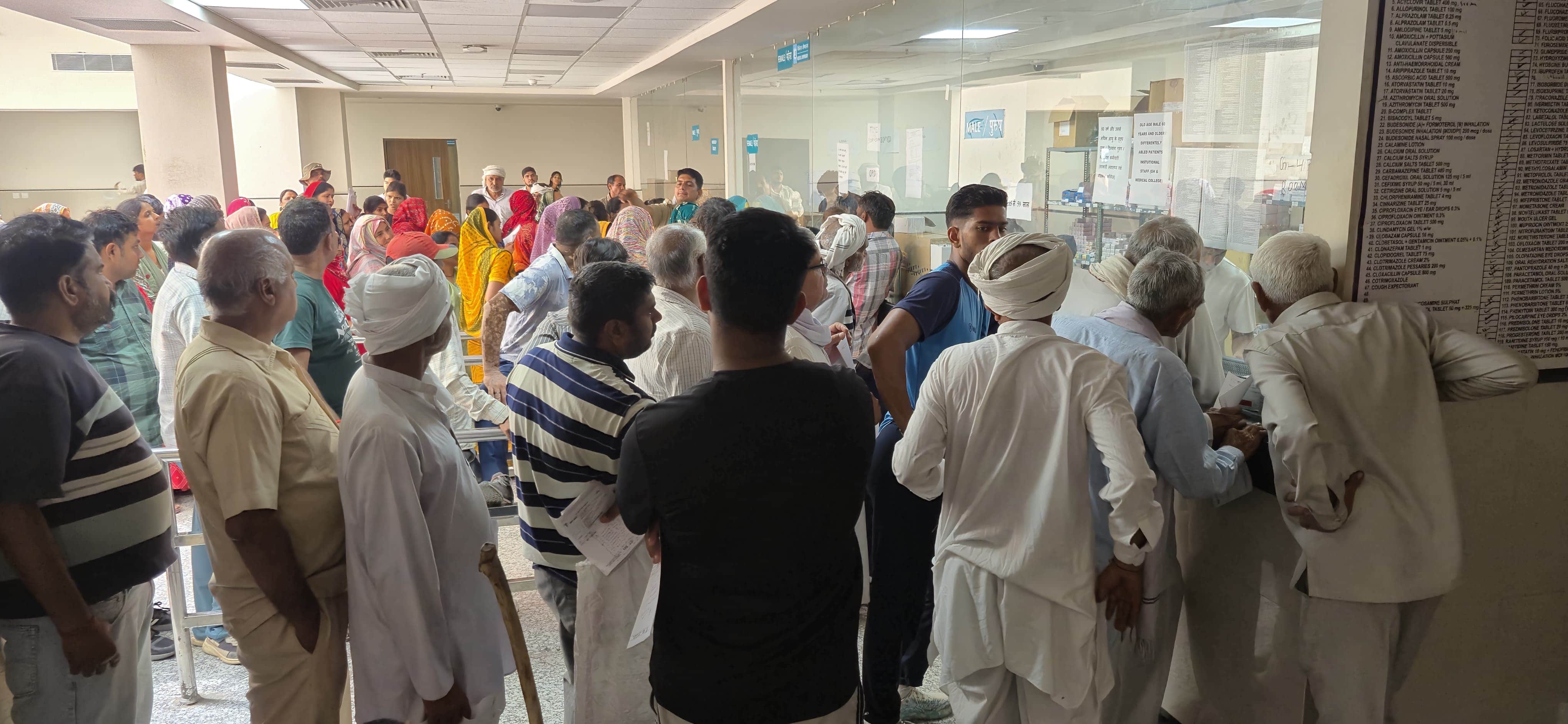 मेडिकल कॉलेज में दवा वितरण केंद्र पर मौजूद मरीज। 