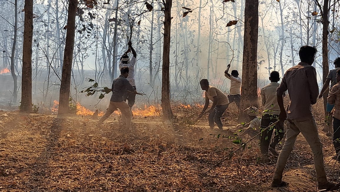 Wheat stubble fire spreads to the village, residential homes barely saved
