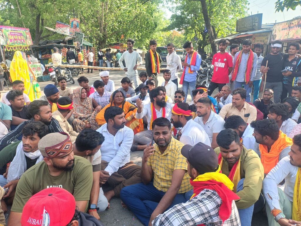 Protest against demolition of Malhiya Pasi's memorial gate