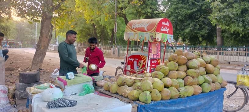 महाराणा प्रताप चौक के पास नारियल पानी की दुकान पर खरीदारी करते ग्राहक। संवाद