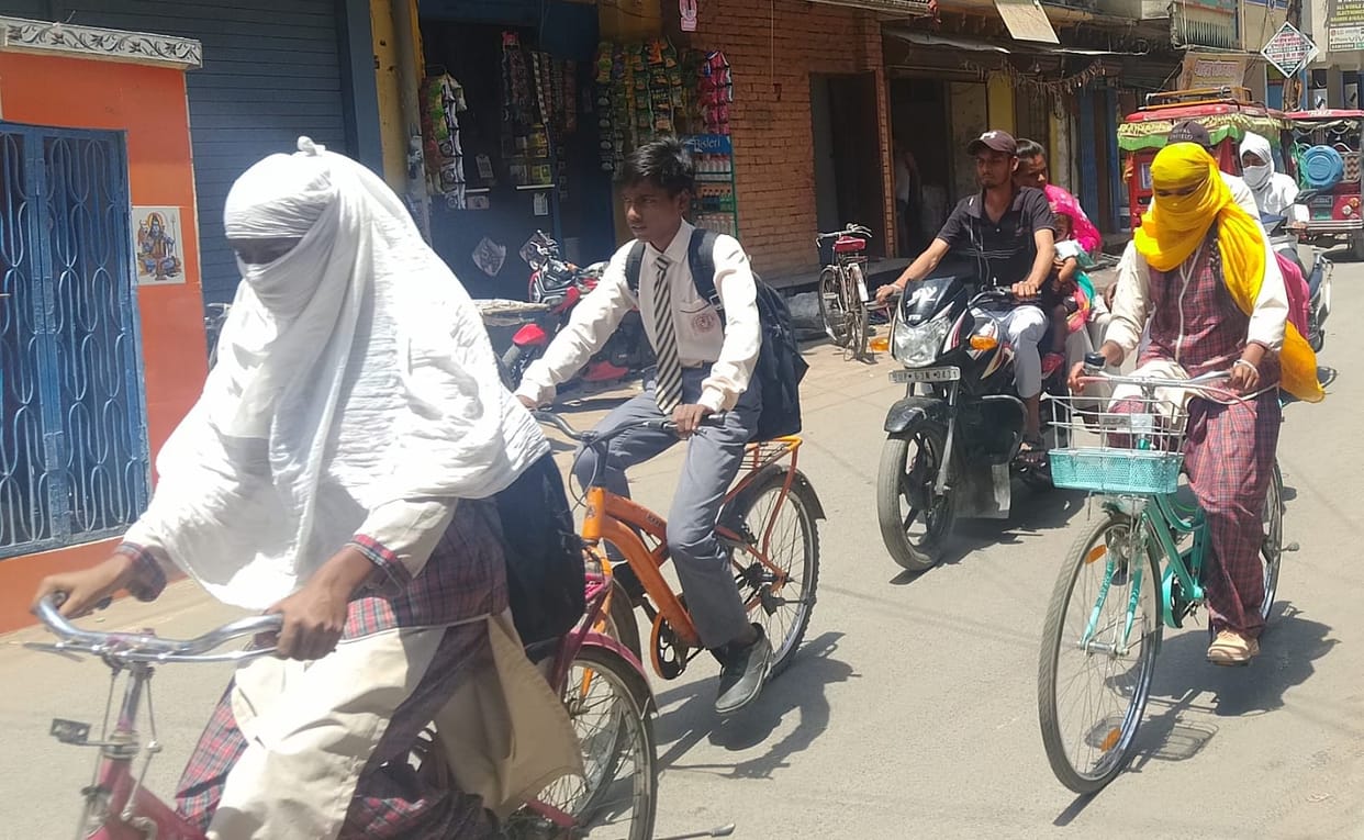The temperature reached 43 degrees, and the heat wave disrupted life.
