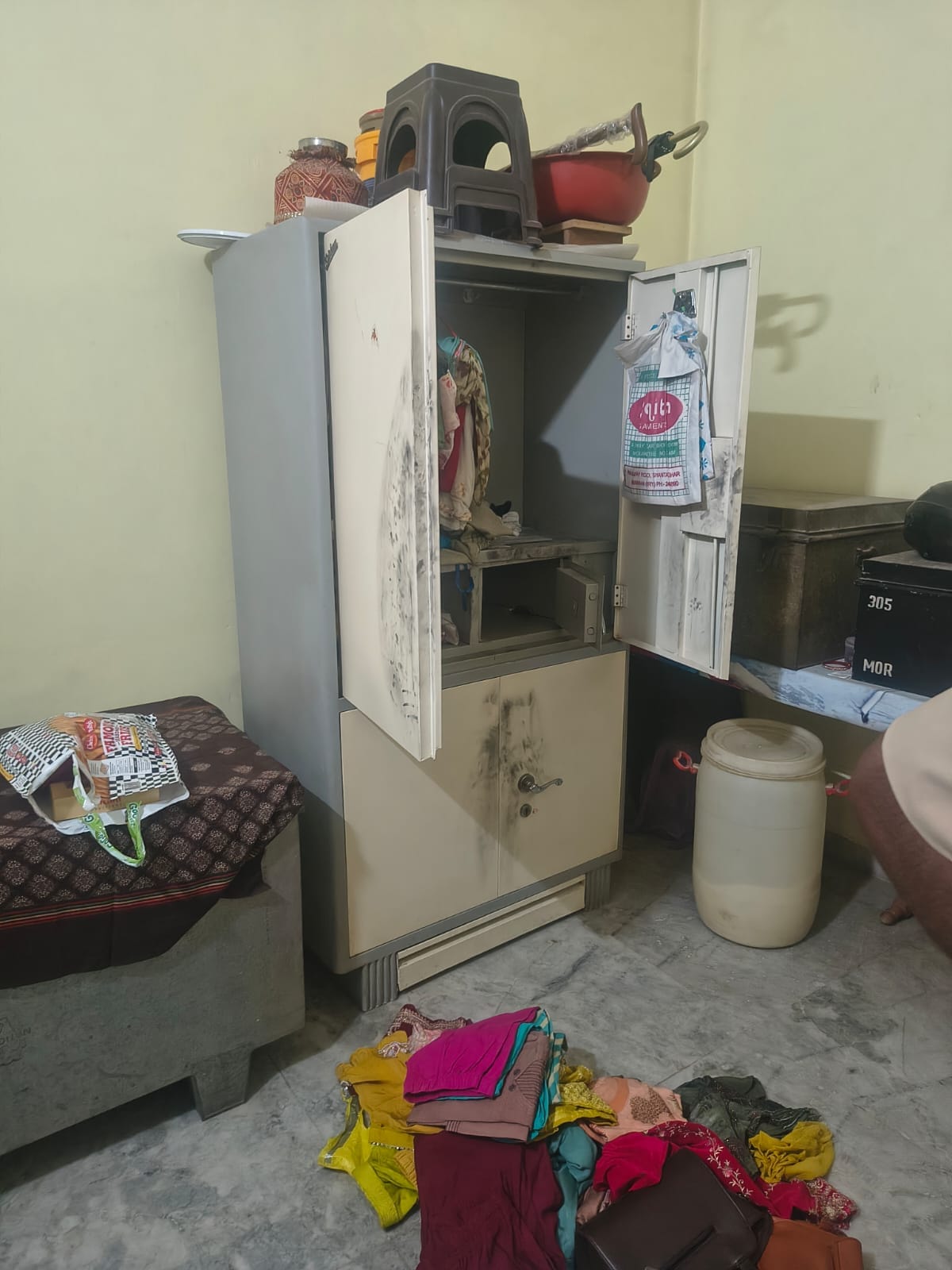 Cash and jewellery worth lakhs stolen from a house in Mandola