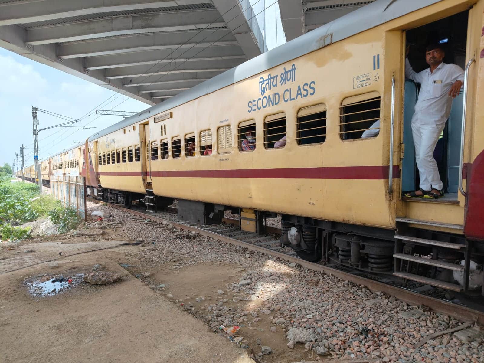 नई अनाज मंडी रेलवे स्टेशन की तरफ से गुजरती ट्रेन। संवाद