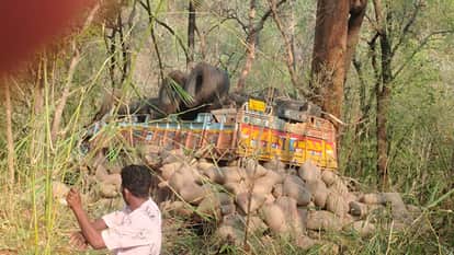 Truck loaded with paddy plunges into drain driver and conductor crushed to death in Jagdalpur