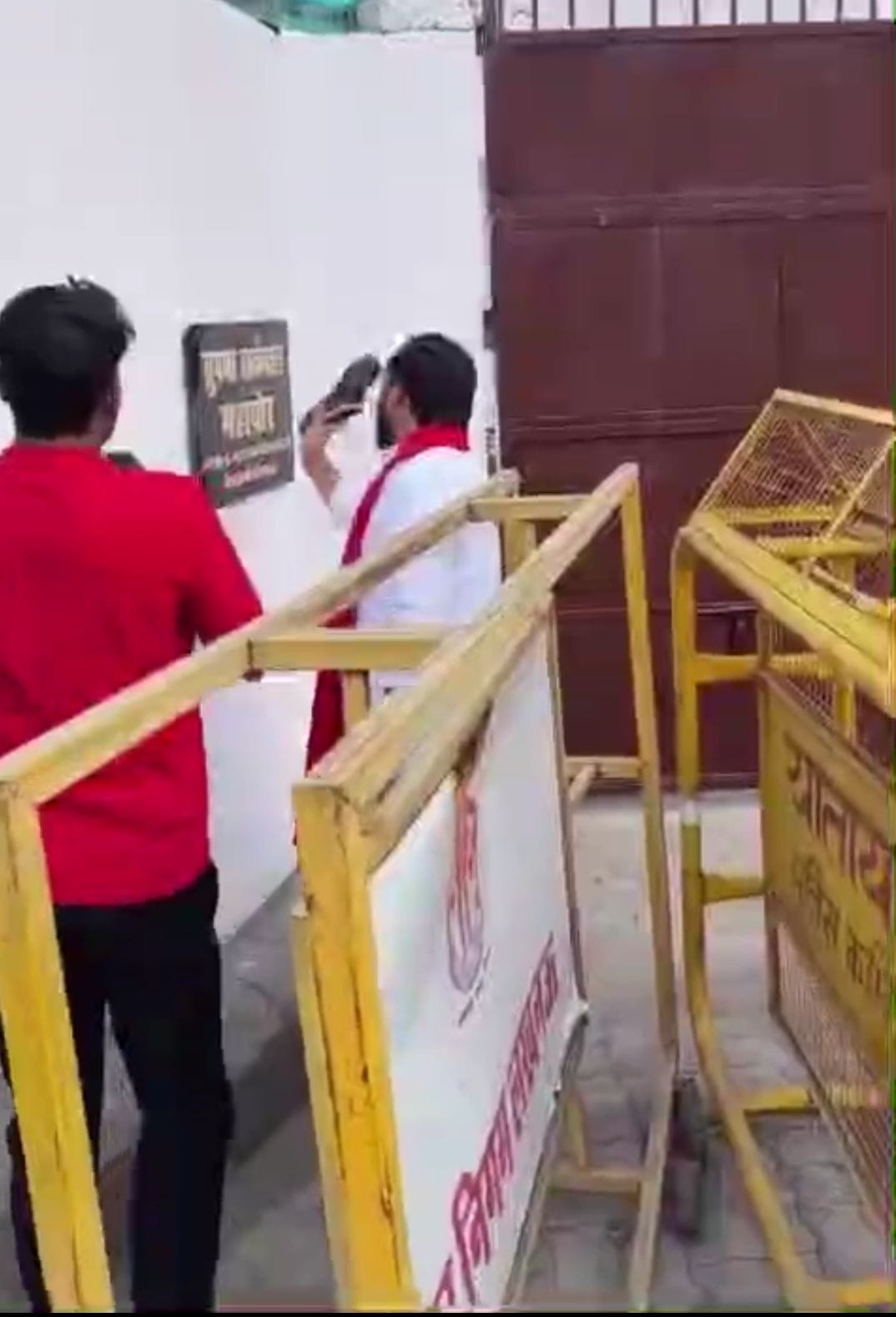 SP workers beat the name plate at the mayor's official residence with slippers.