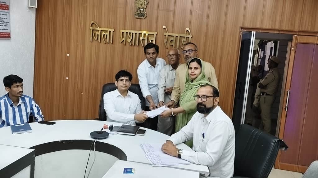 नामांकन दाखिल करतीं डॉ. मीनू डहीनवाल। स्रोत : प्रवक्ता