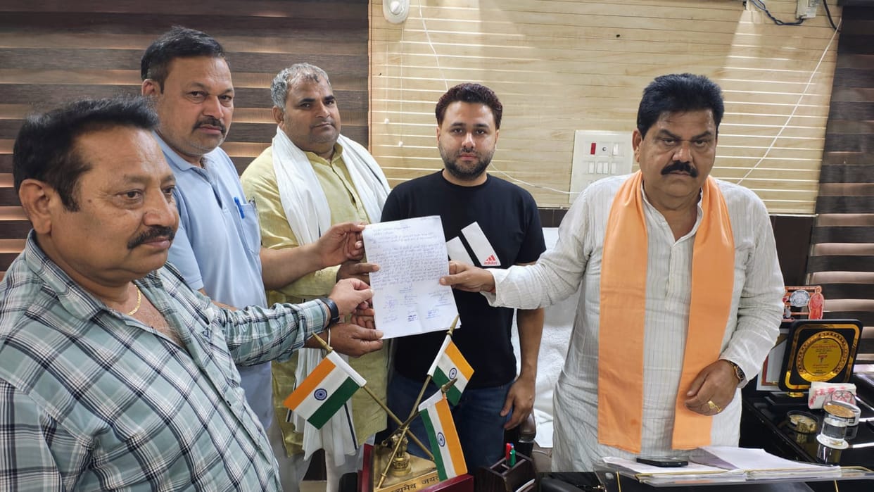 Aadhaar service stalled in the city, councilors submitted a memorandum to the Municipal President.