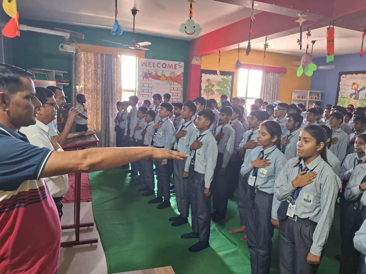 नशा ना करने की शपथ लेते विद्यार्थी। स्रोत : पुलिस