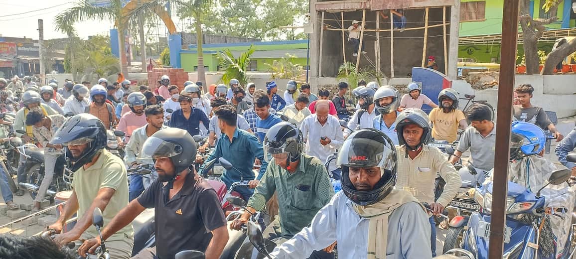 पडरौना शहर के रामकोला रोड स्थित पेट्रोल पंप पर लगा भीड़। संवाद