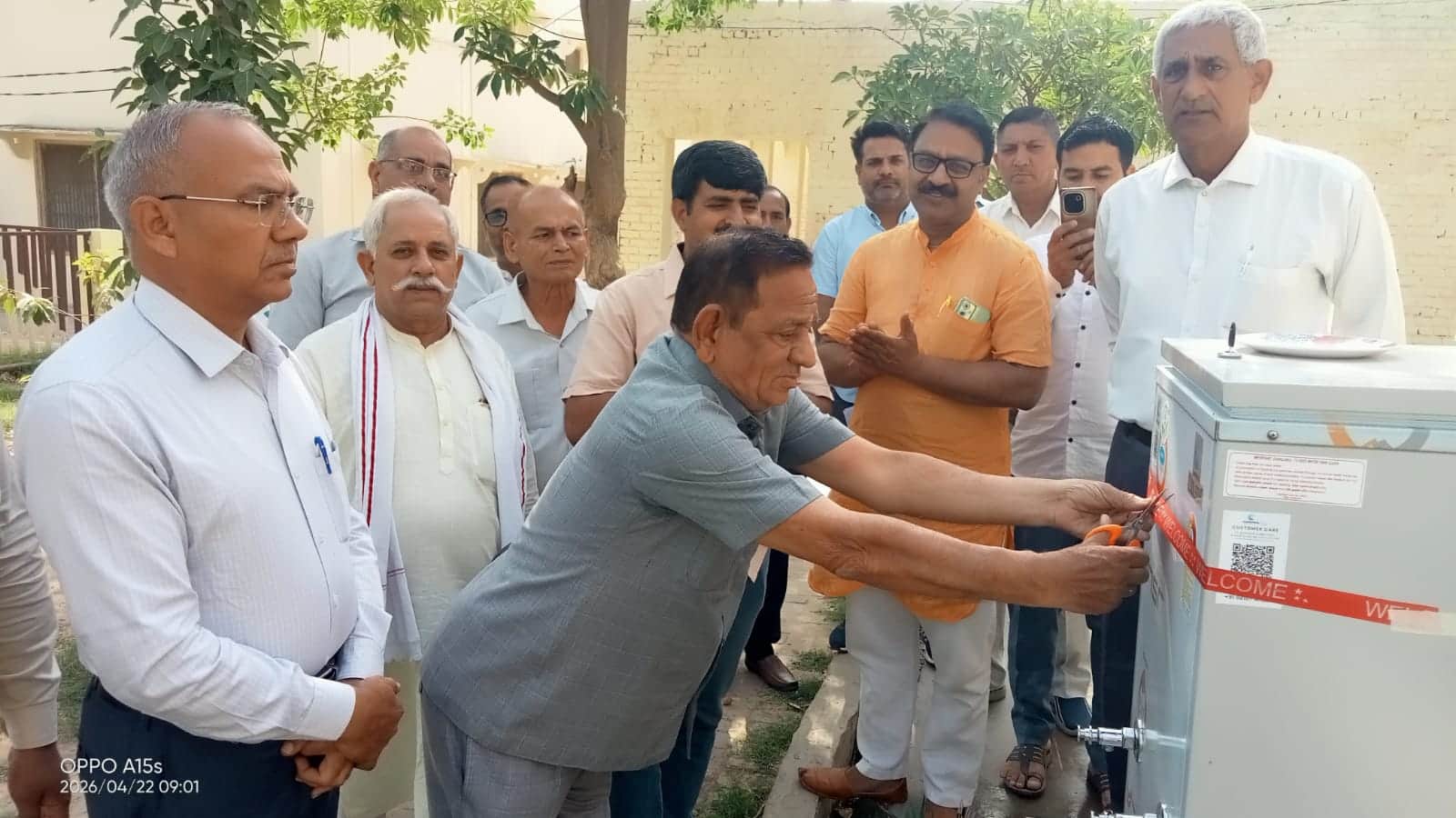 पीएम श्री स्कूल  में विद्यार्थियों के लिए वाटर कूलर स्थापित करते  रमेश सचदेवा व अन्य लोग। स्रोत