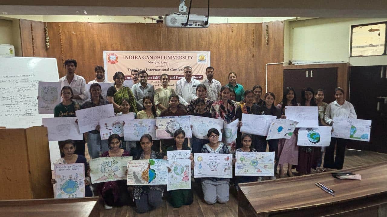 प्रतियोगिता के दौरान पोस्टर दिखाते विद्यार्थी। स्रोत : विवि