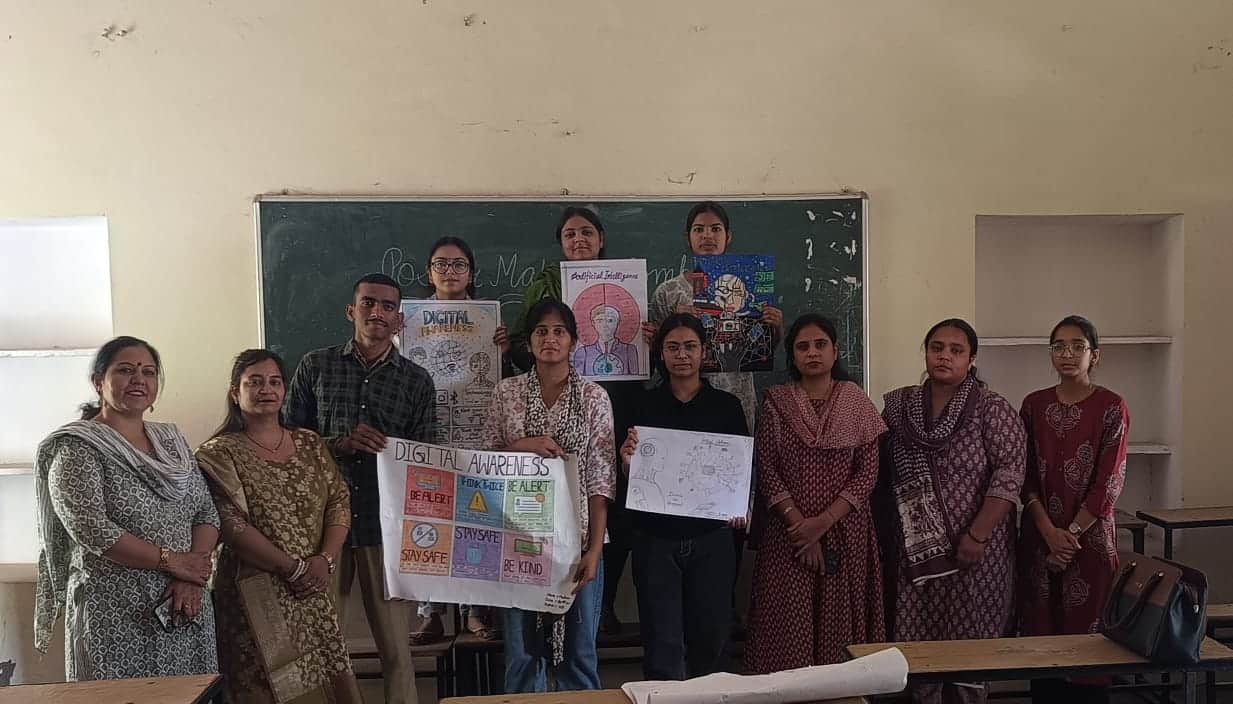 पोस्टर मेकिंग प्रतियोगिता के दौरान एकजुट विद्यार्थी व शिक्षक। स्रोत : कॉलेज