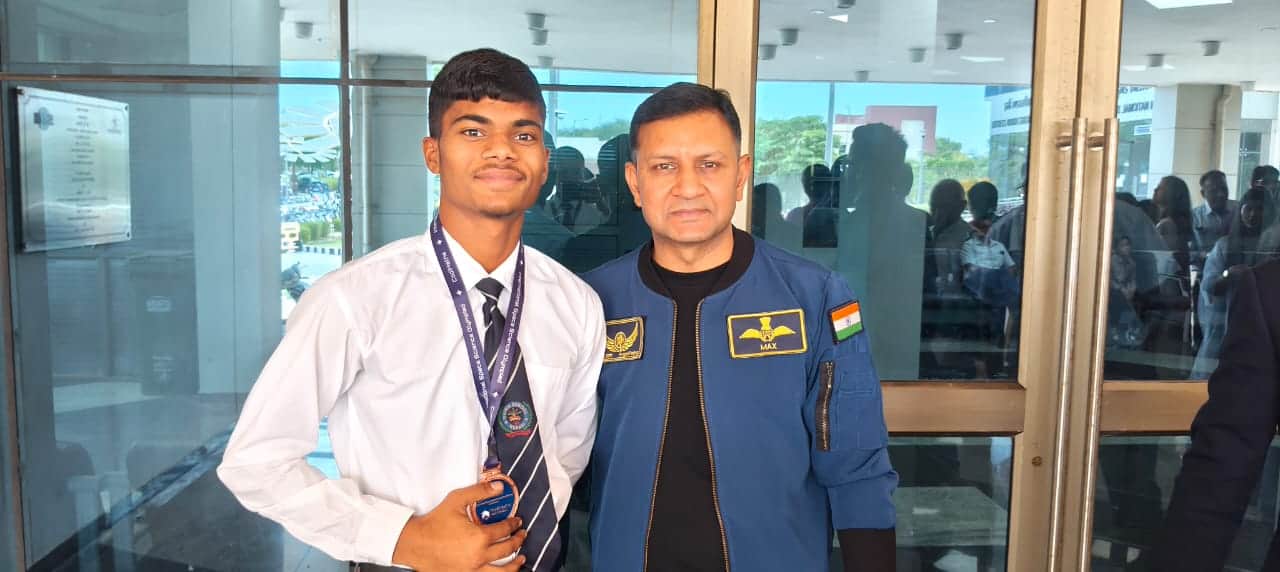 पदक मिलने पर खुशी जाहिर करते कंचन कुमार। स्रोत : स्कूल