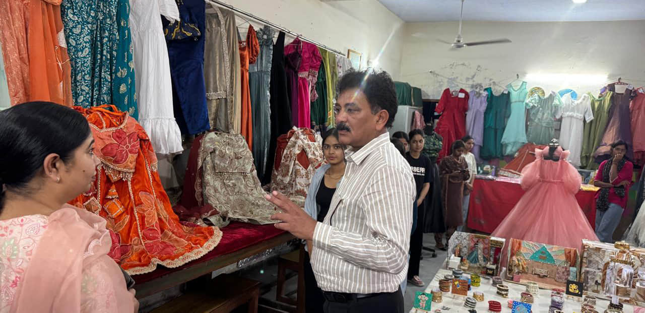 राजकीय कन्या महाविद्यालय में आयोजित प्रदर्शनी का अवलोकन करते प्राचार्य डा. विवेक रंगा। संस्थान