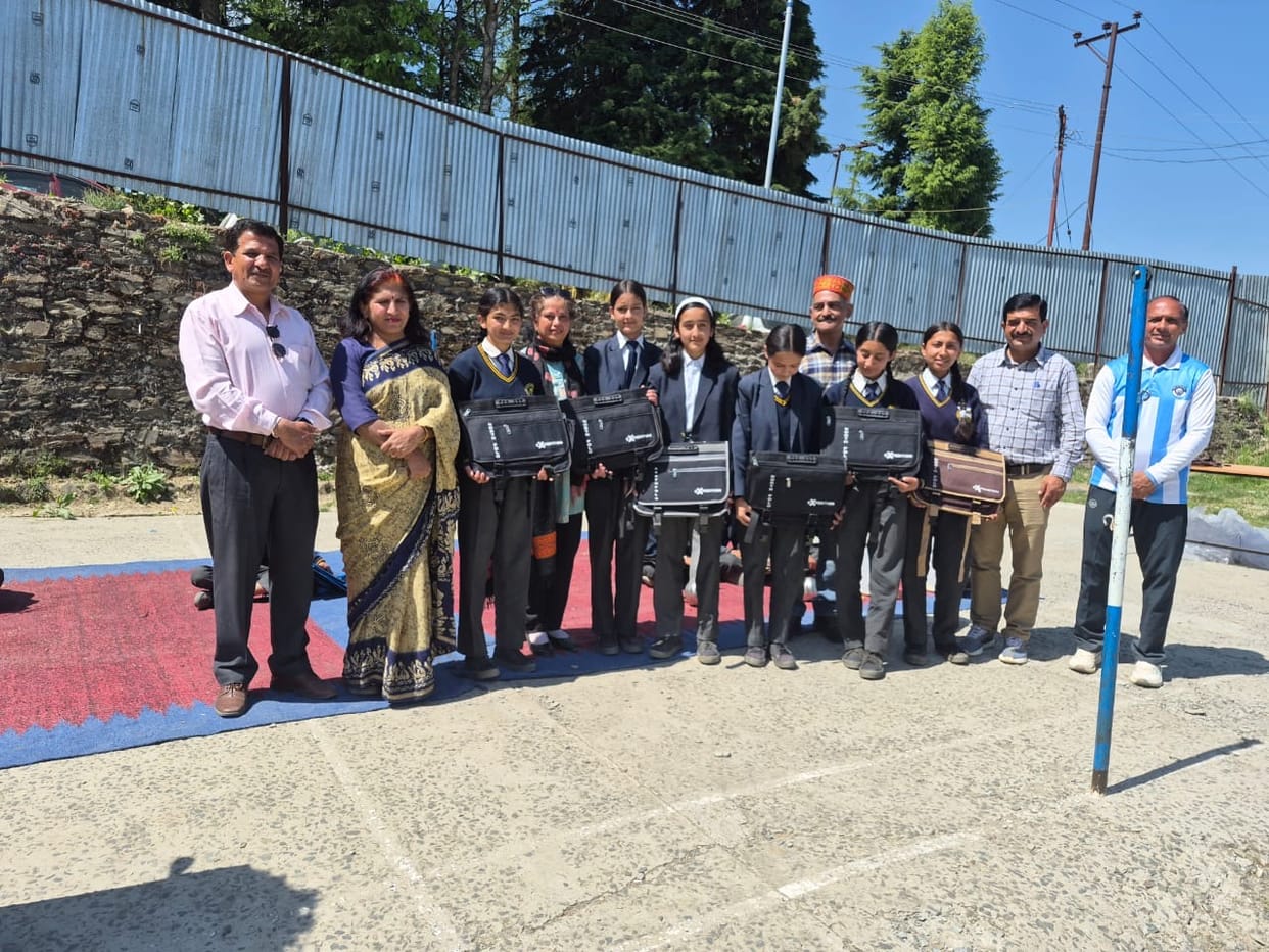 Bags distributed to the students of Sarog School