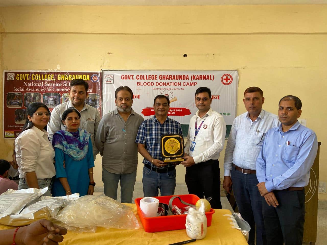 रक्तदाता को सम्मानित करते रेड रिबन क्लब के सदस्य। संस्था