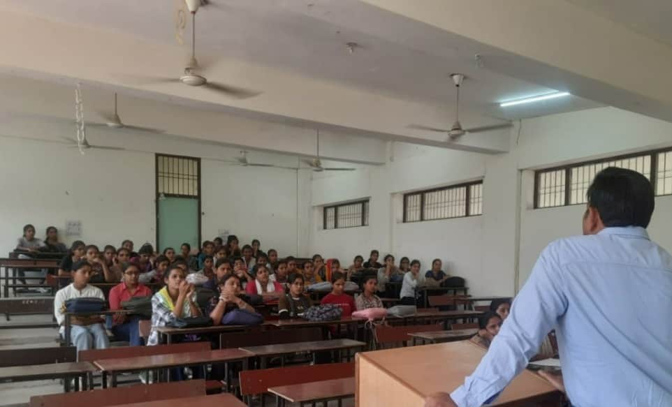 सेमिनार में भाग लेते विद्यार्थी। स्रोत : कॉलेज