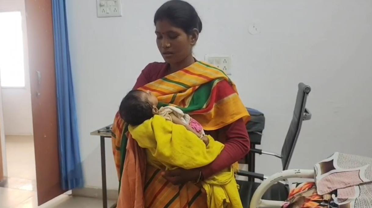 जिला अस्पताल में उपचार के लिए पहुंचे परिजन।