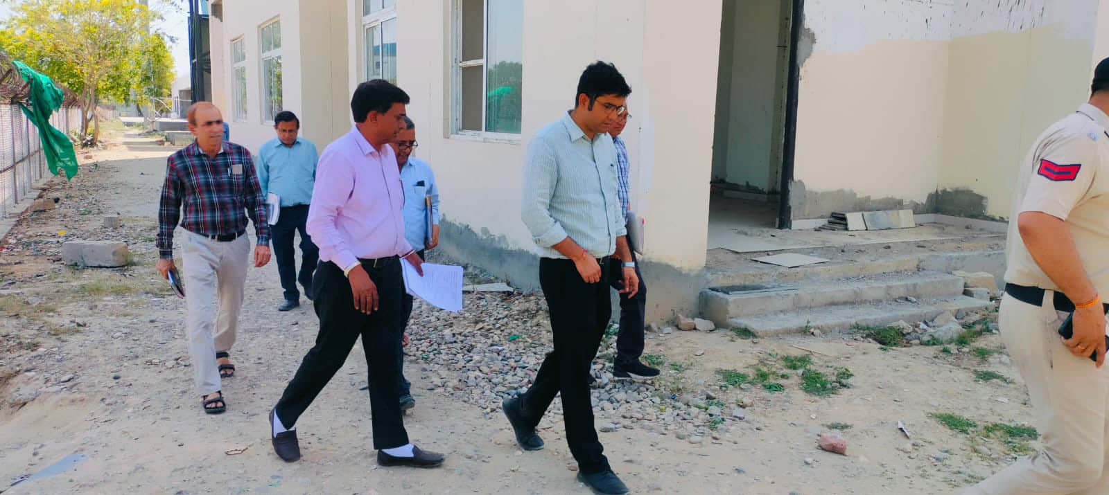 शहर की विभिन्न योजनाओं के कार्य का निरीक्षण करते डीसी डा. आनंद शर्मा। सूचना विभाग